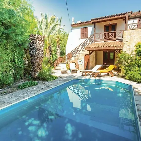 Stunning In Paphos With 3 Bedrooms, Sauna And Outdoor Swimming Pool 밀리우