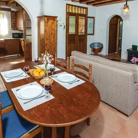 Stunning In Paphos With 3 Bedrooms, Sauna And Outdoor Swimming Pool Σπίτι διακοπών *